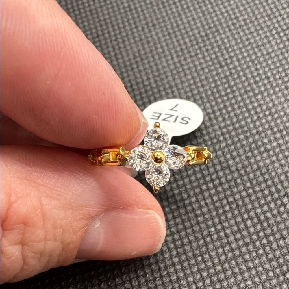 NEW 18k Gold Plated Stainless Steel Flower Minimalist Ring Sz 7 Waterproof Shiny - Picture 3 of 3